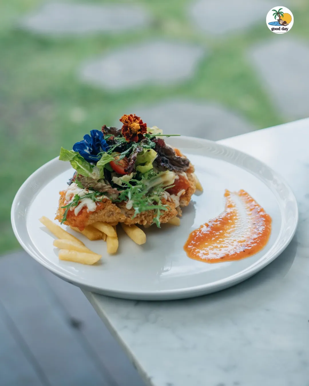 Sepiring gorengan dan salad