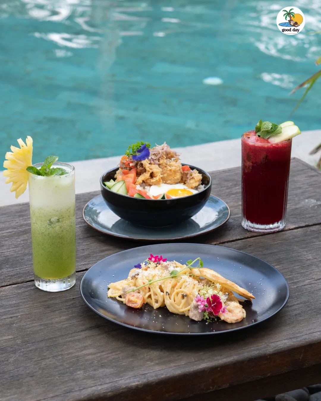 Makanan dan minuman di tepi kolam