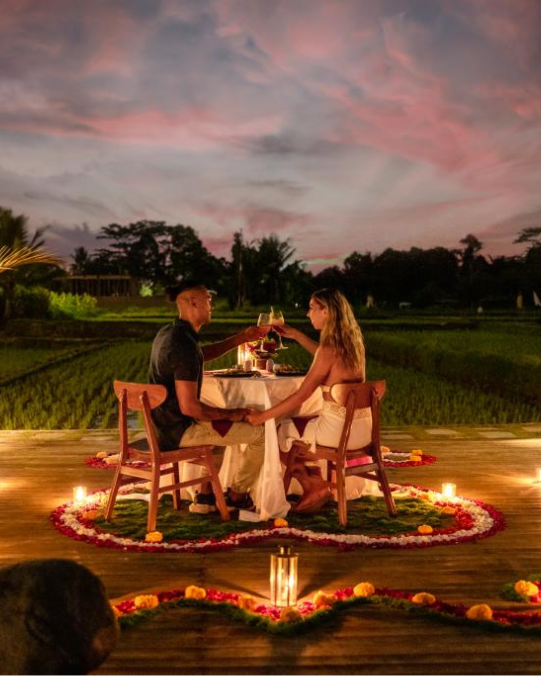 Tempat makan berdekorasi saat senja, diatur terpisah