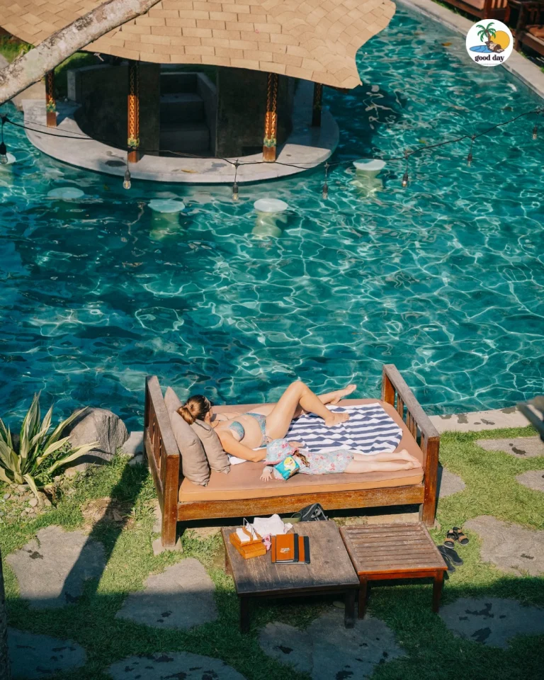 Tempat duduk berbantal tepi kolam