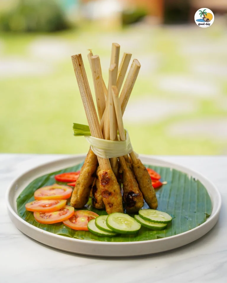 Makan dengan hidangan sate