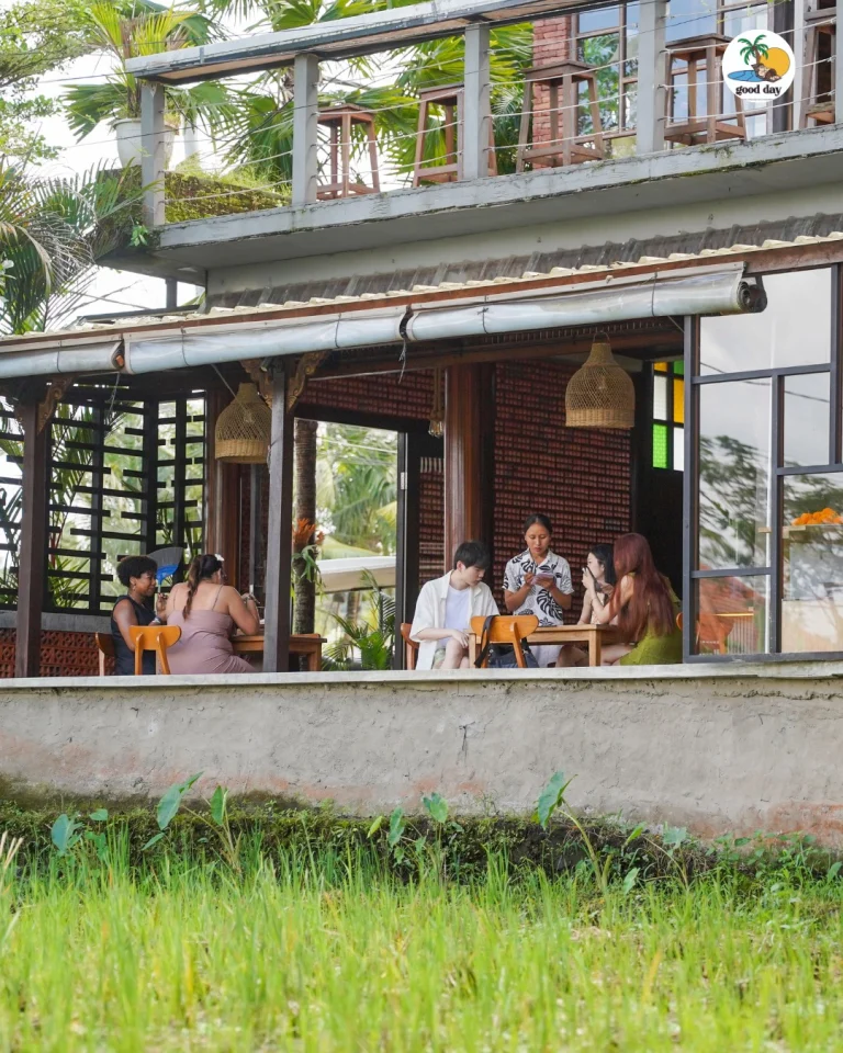 Restoran di tepi sawah