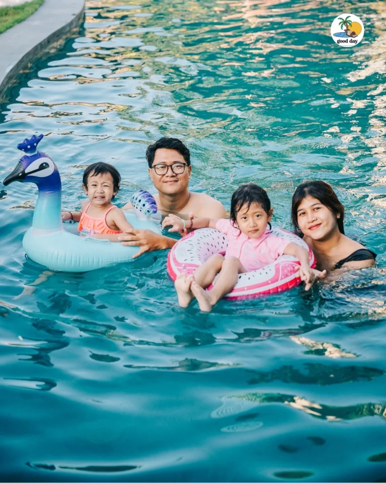 Waktu keluarga di kolam