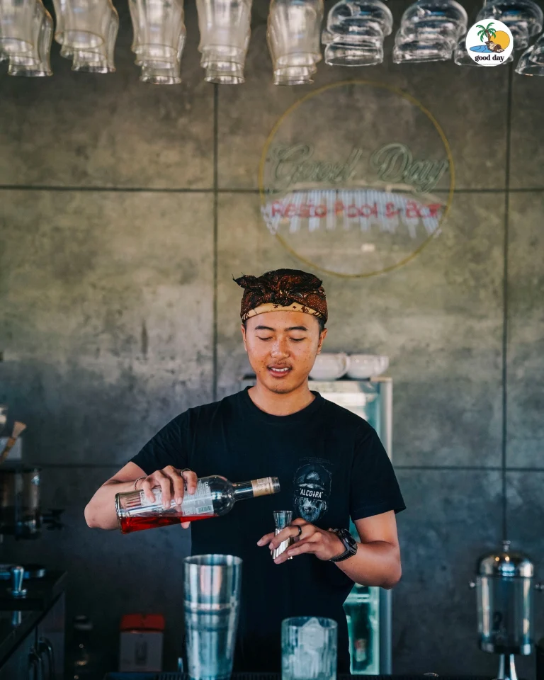 Minuman yang diracik di bar