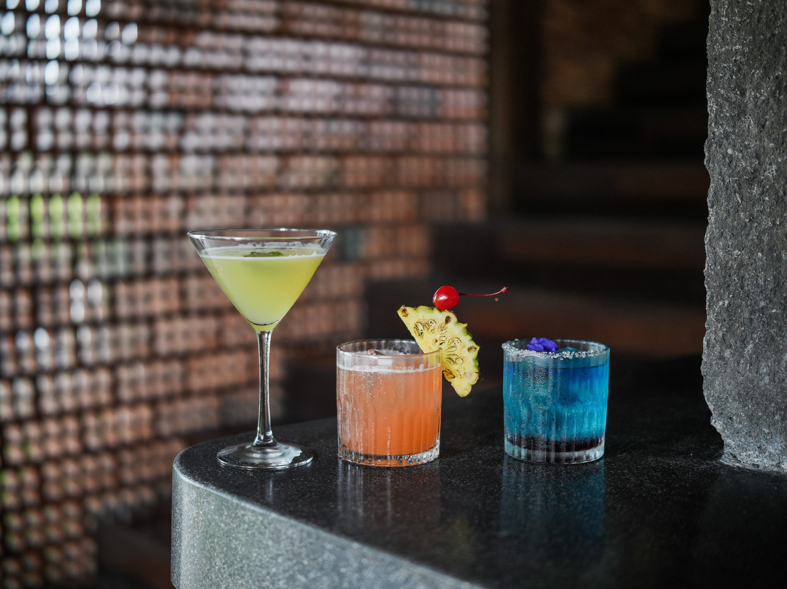 Cocktail berwarna-warni di bar
