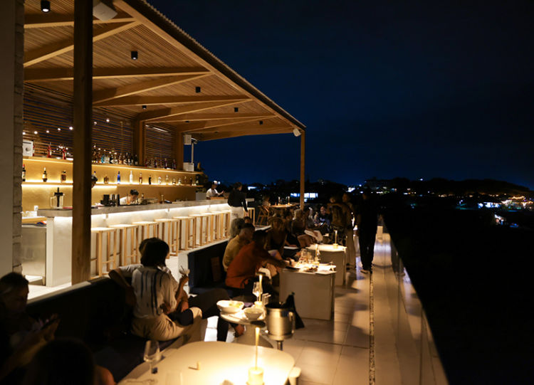 tempat duduk rooftop malam di Hippie Fish Pererenan