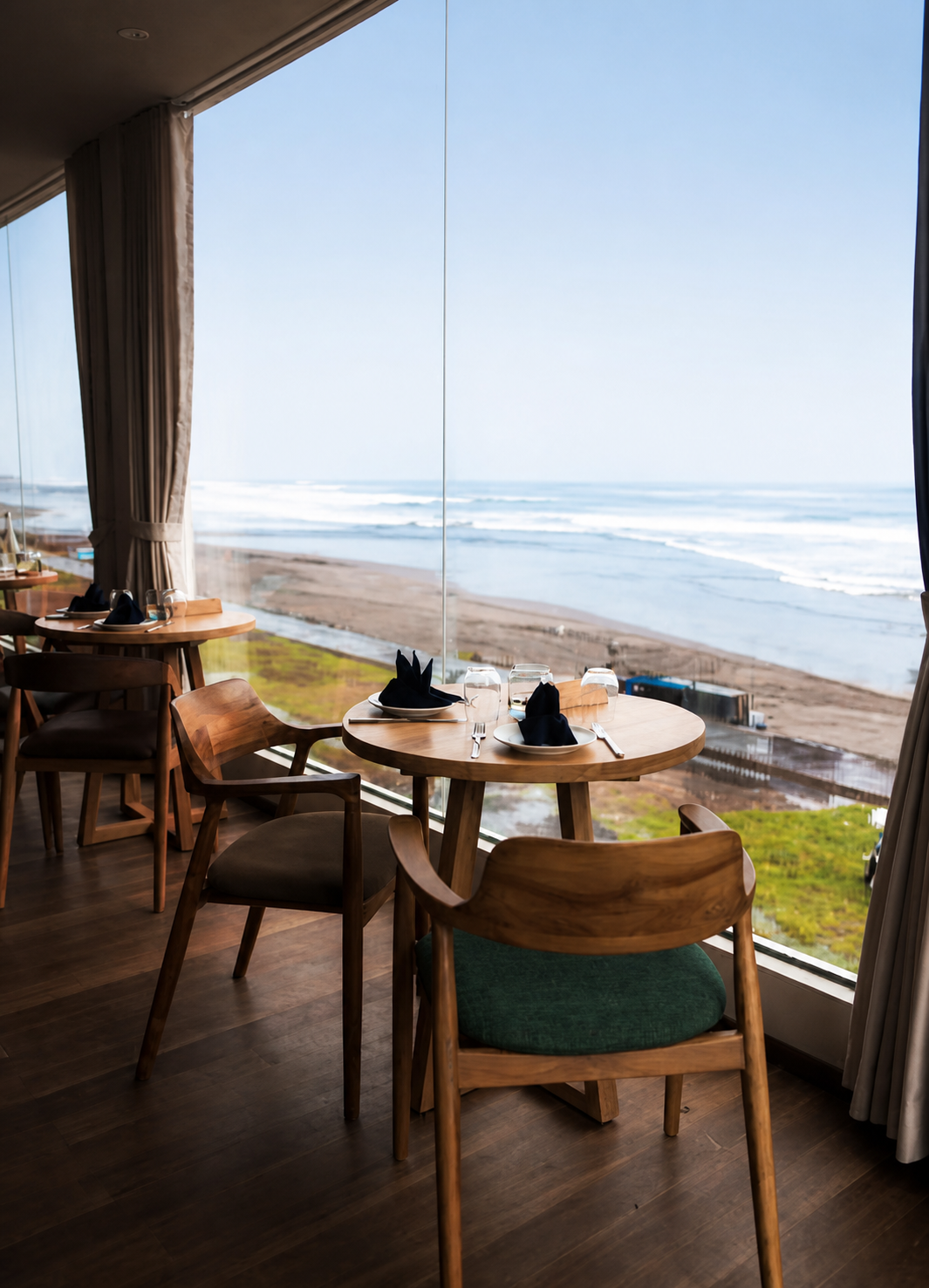 Area makan indoor yang menghadap laut di Hippie Fish Pererenan