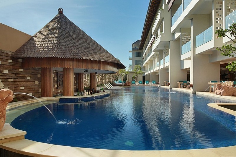 Pool & pool bar swim-up counter seats