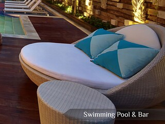 Pool & pool bar round lounge seating