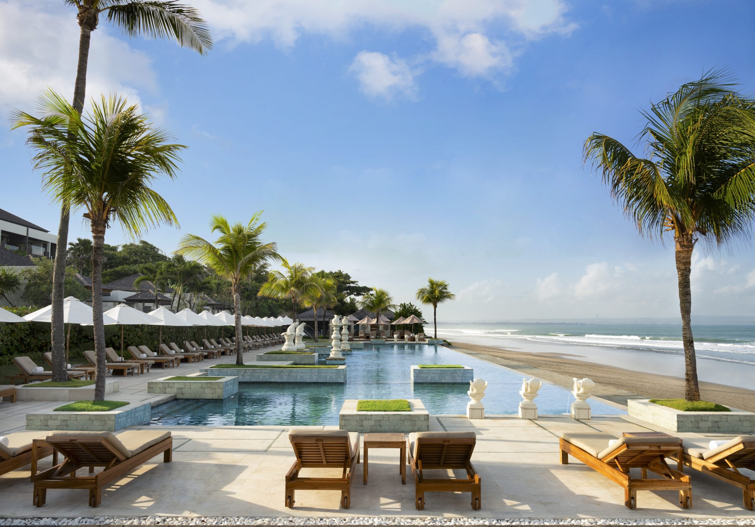 Infinity Beach Club — Kolam siang di tepi laut
