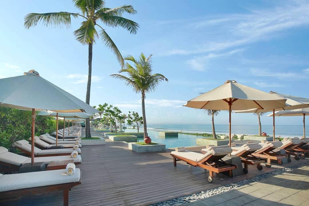 Sun Lounger / Oceanfront Infinity Pool