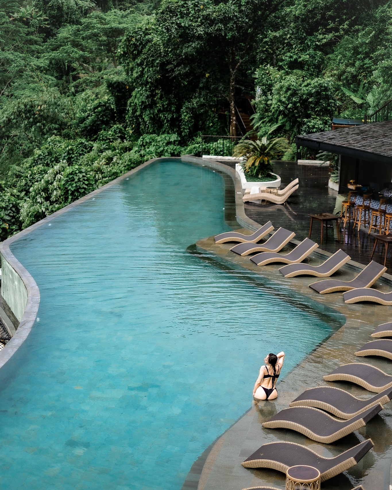 Pemandangan Kolam Melengkung