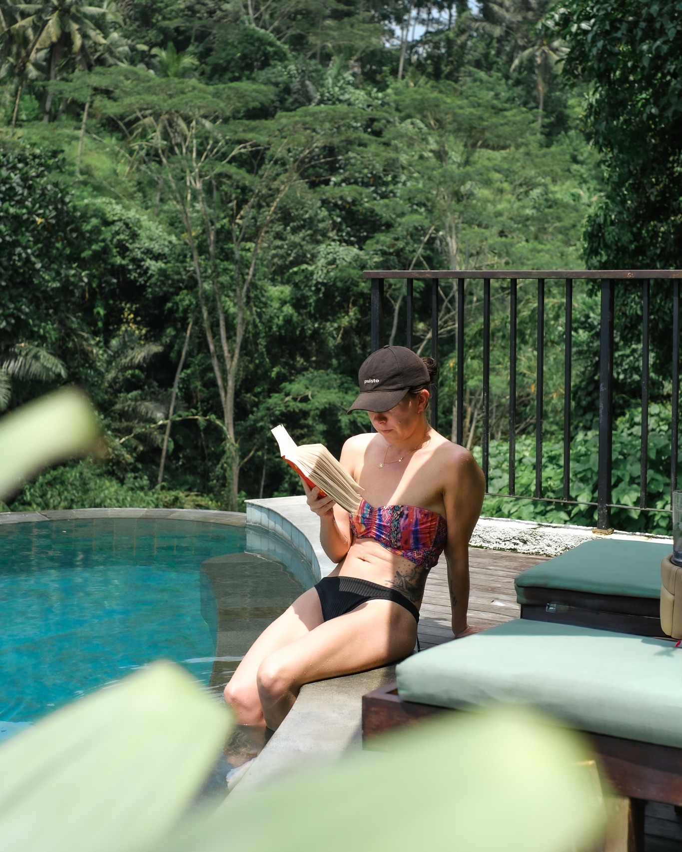 Membaca di Tepi Kolam Saat Cerah