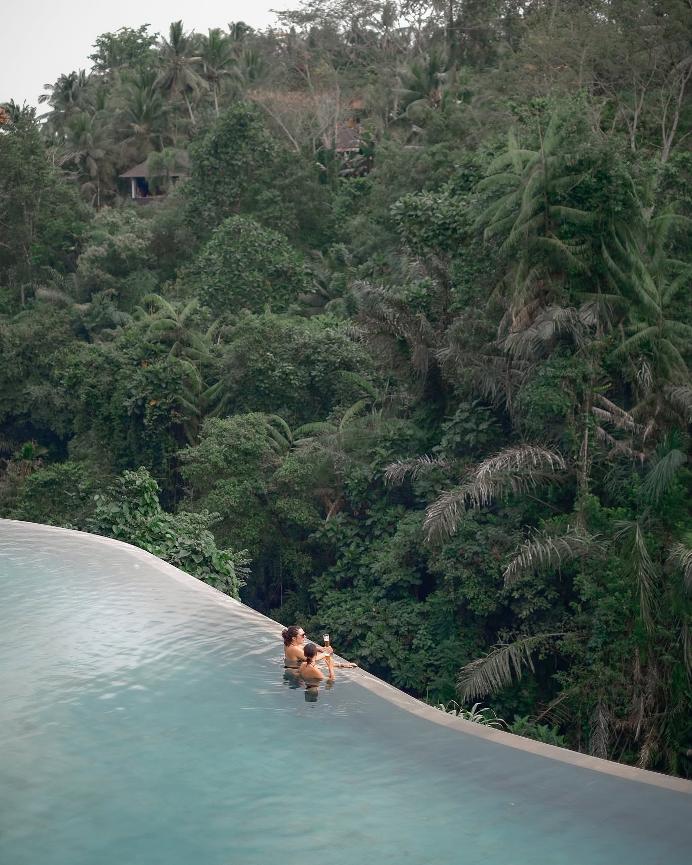 Berenang dengan Latar Hutan