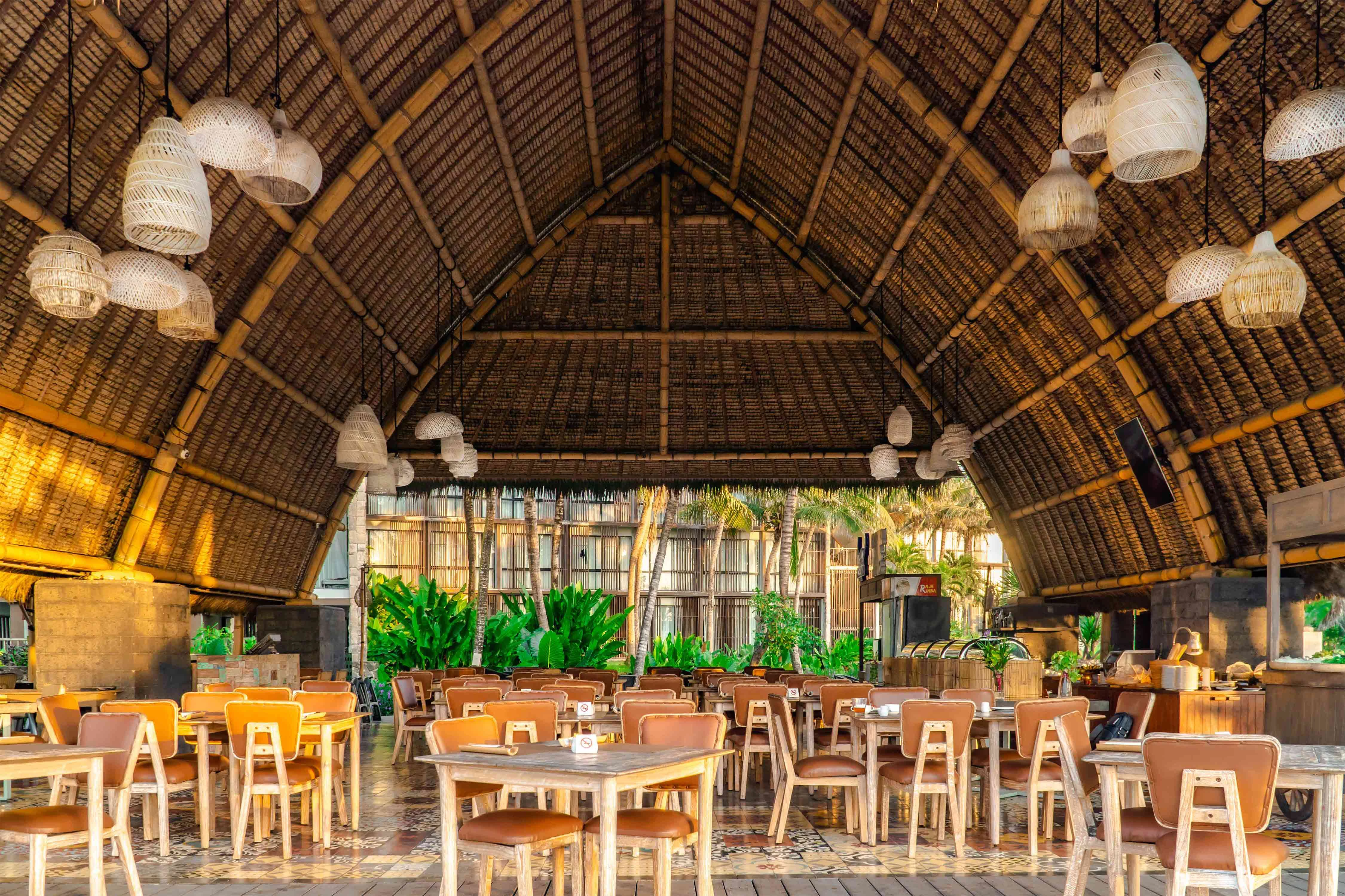 Jivva Beach Club — 茅葺き屋根の海辺ダイニング