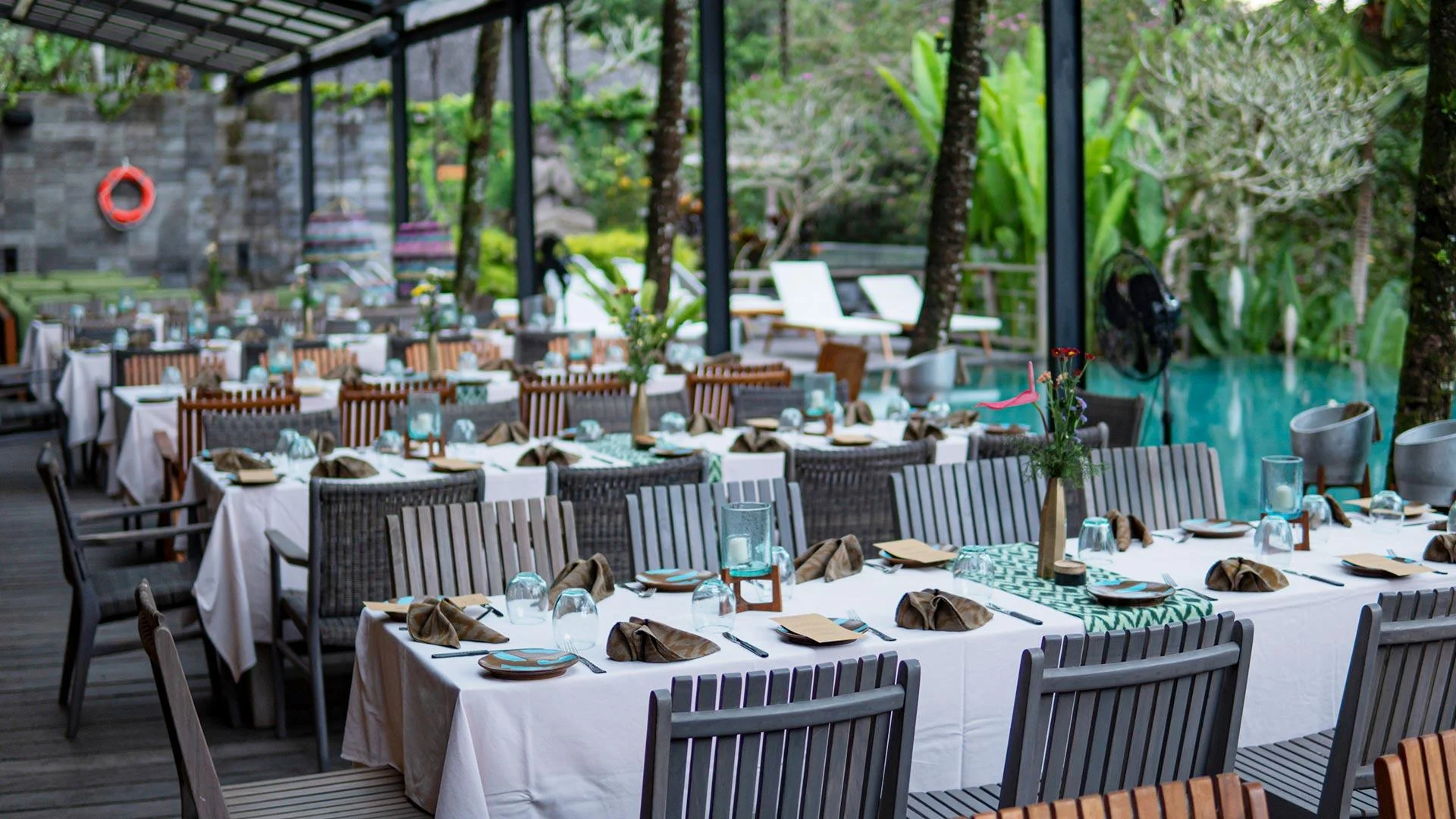 Jungle Fish Pool Bar — Ruang makan di bawah atap kaca