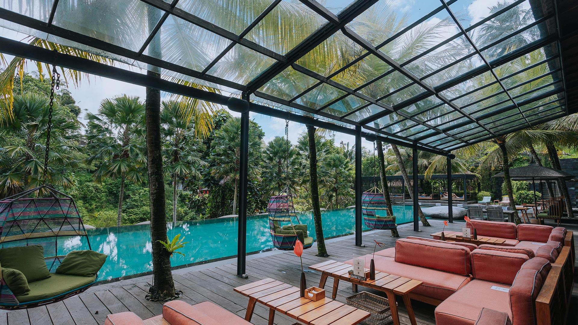 Pool Jungle Fish Pool Bar yang terbuka ke arah lembah