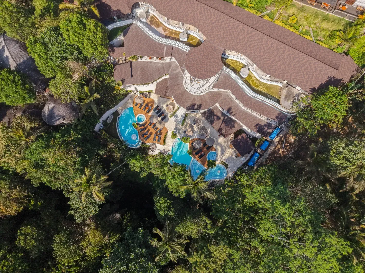 Kolam dan fasilitas dikelilingi hutan
