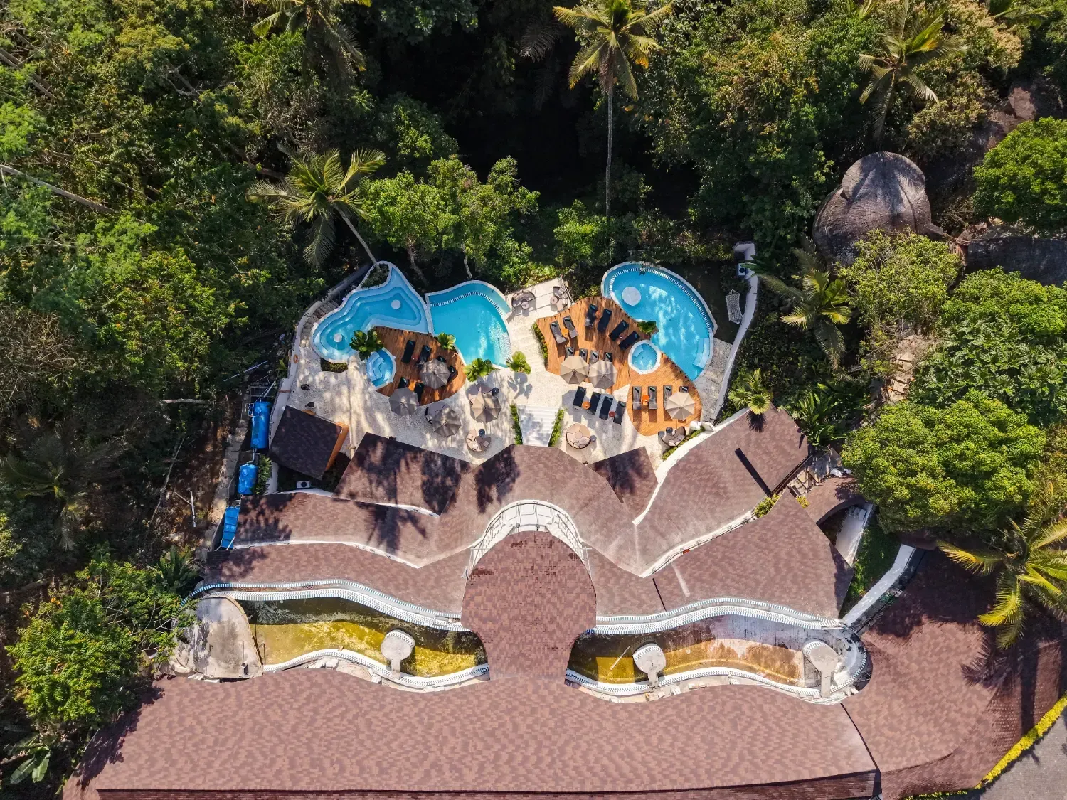 Kolam melengkung dan tata letak properti