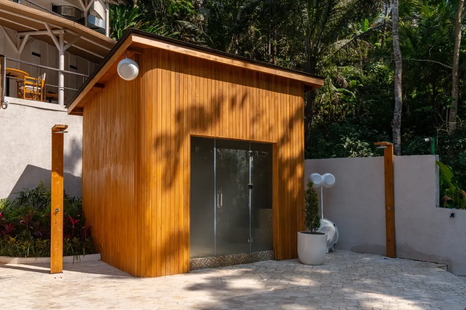 Atap Melengkung dan Eksterior Hammam