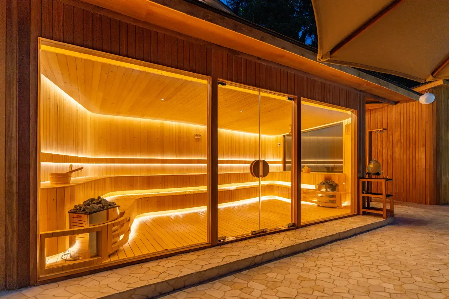 Cahaya sauna kering pada malam hari
