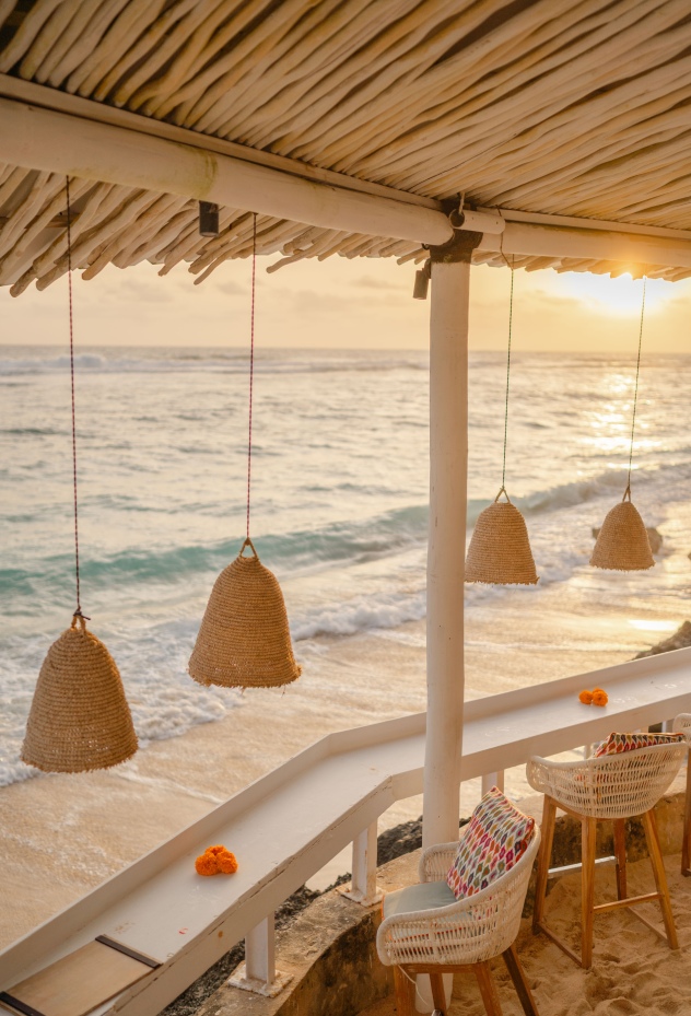 Karma Beach Club — 海辺のダイニングに差す光