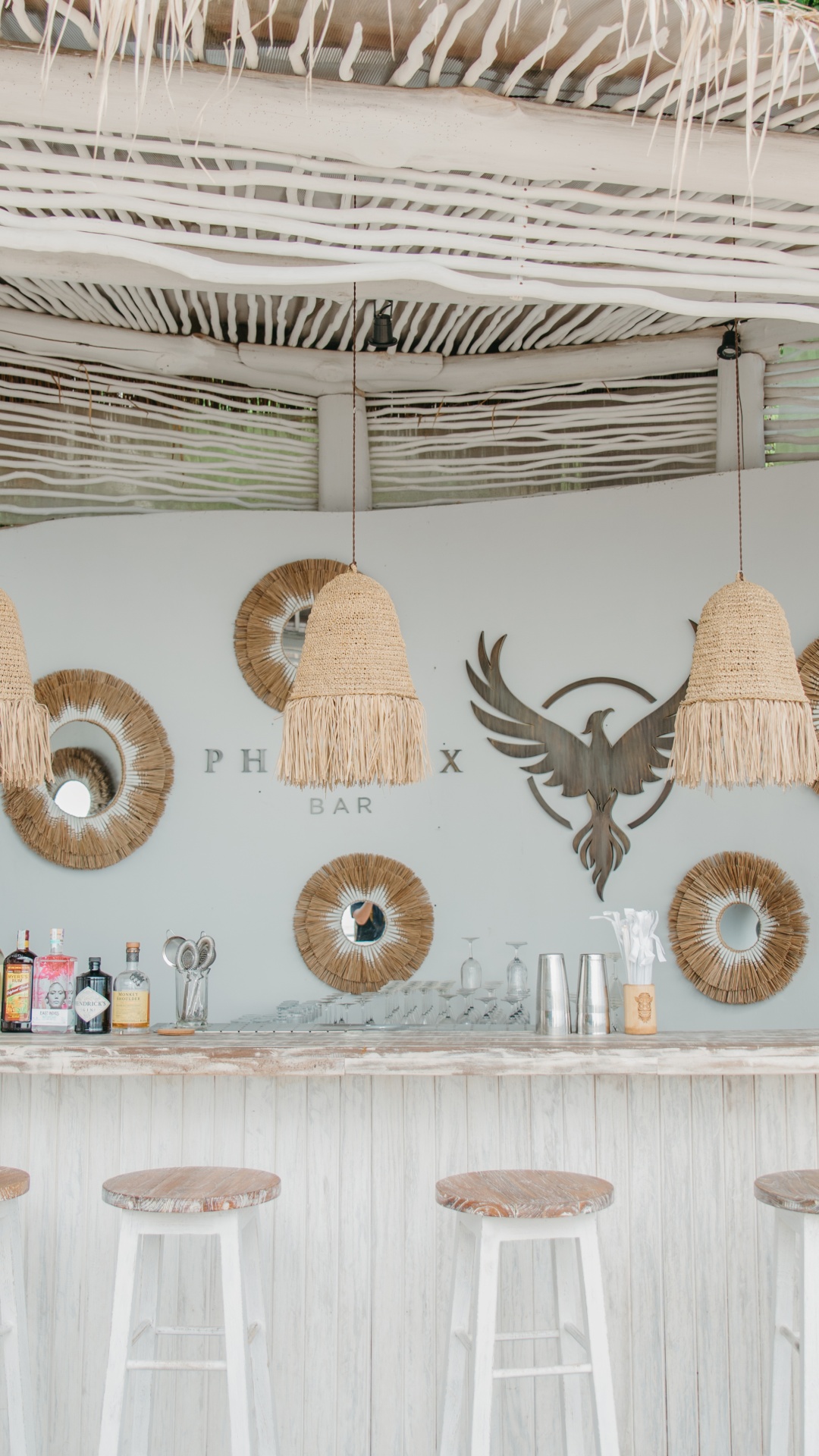Karma Beach Club — 白いビーチバーのインテリア