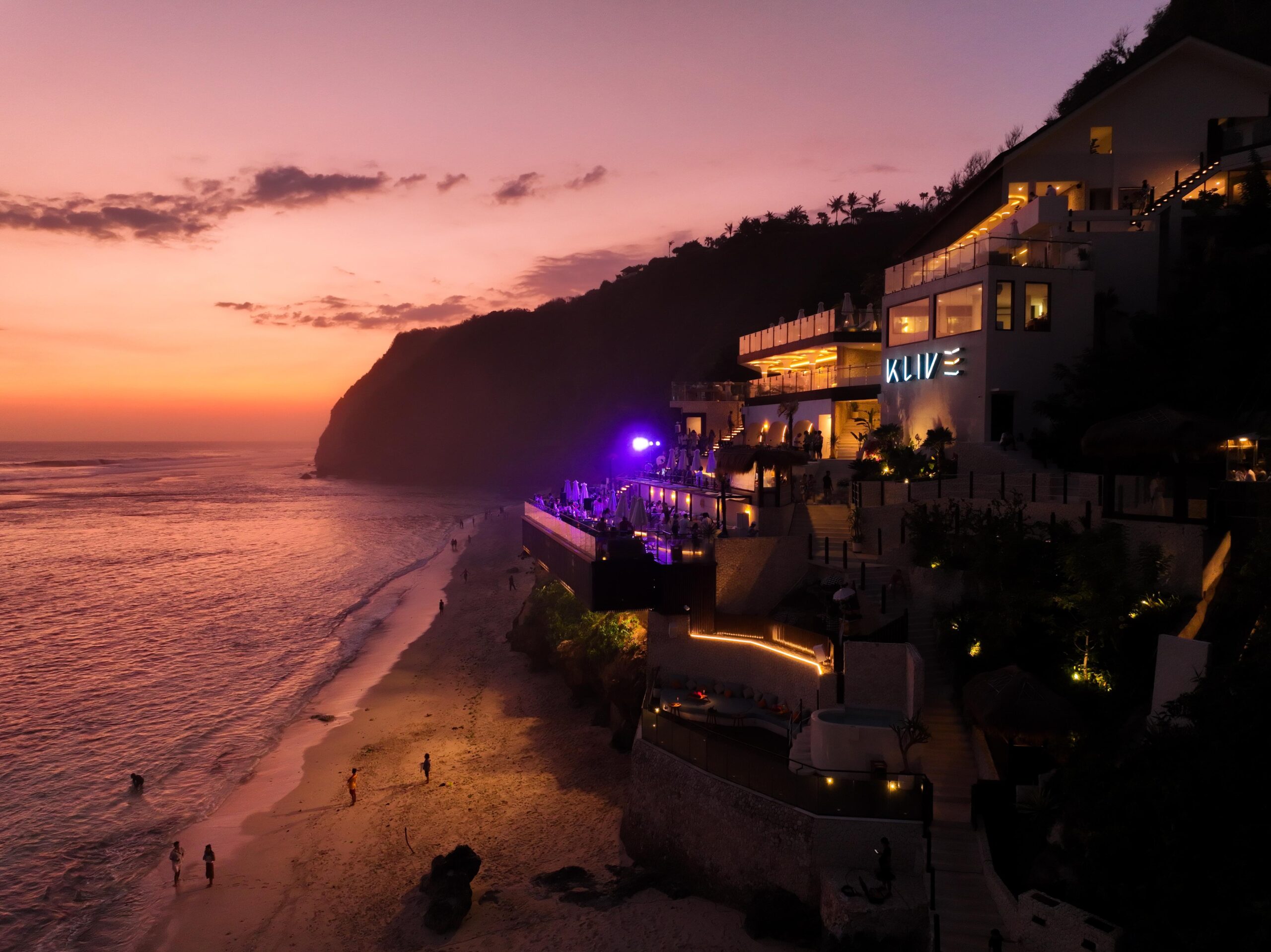 Klive Beach Club — 夕暮れの海辺の建物