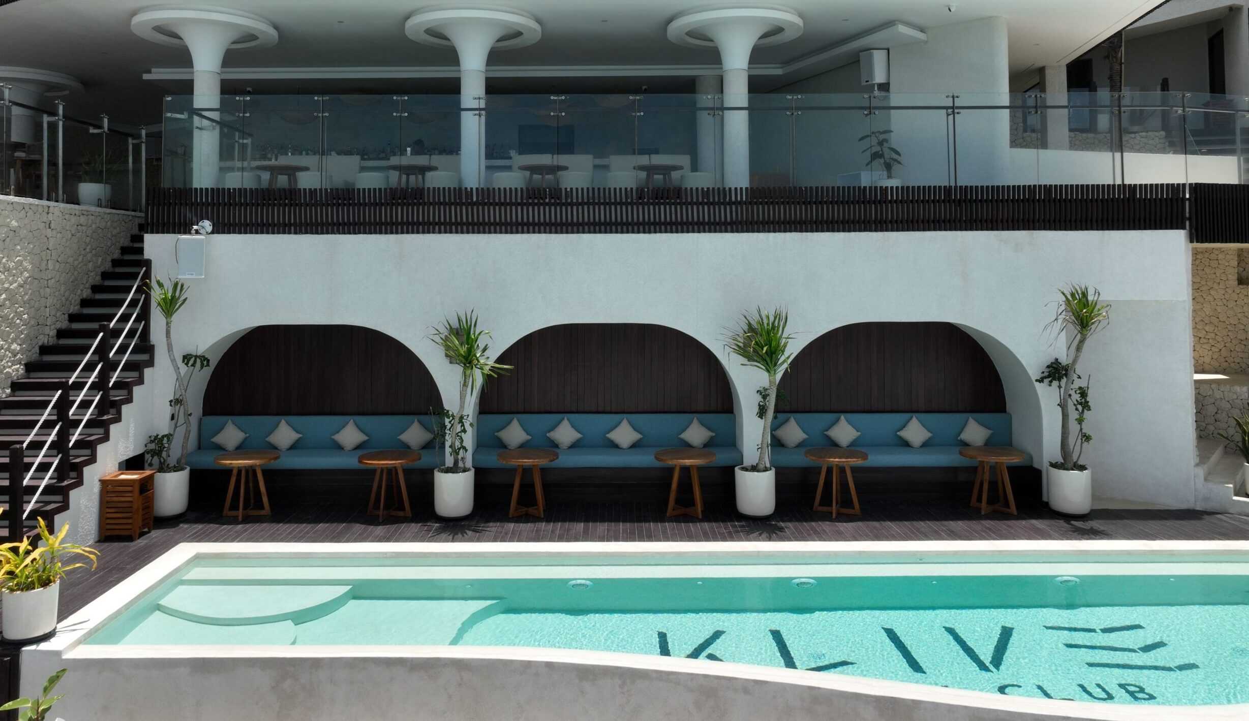 Klive Beach Club — 建物とプール