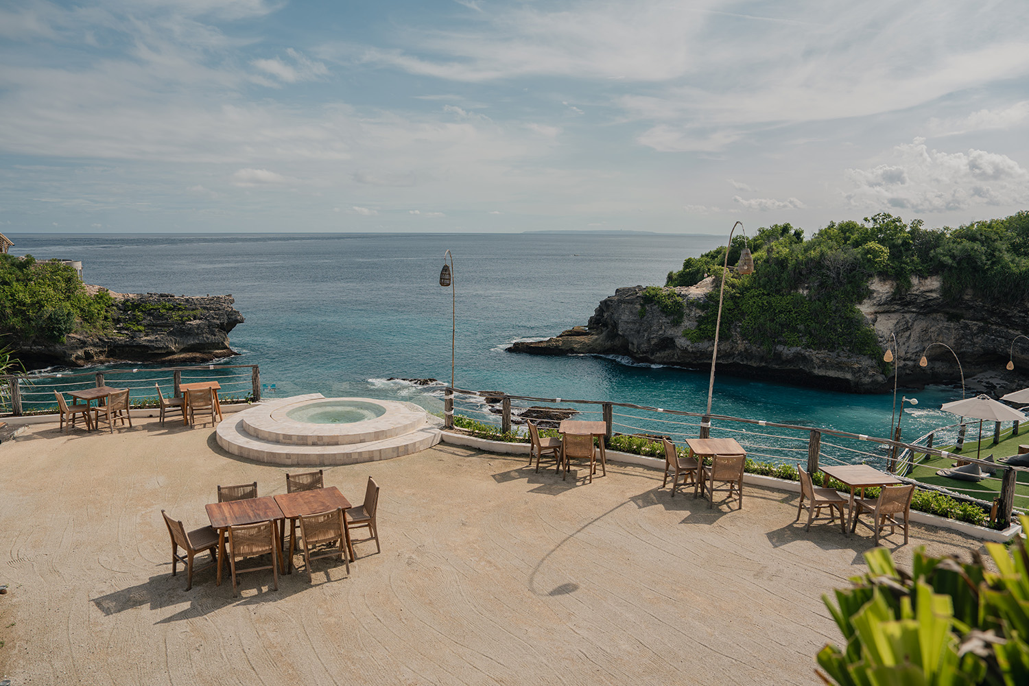 Dek terbuka Klyf Club menghadap Blue Lagoon