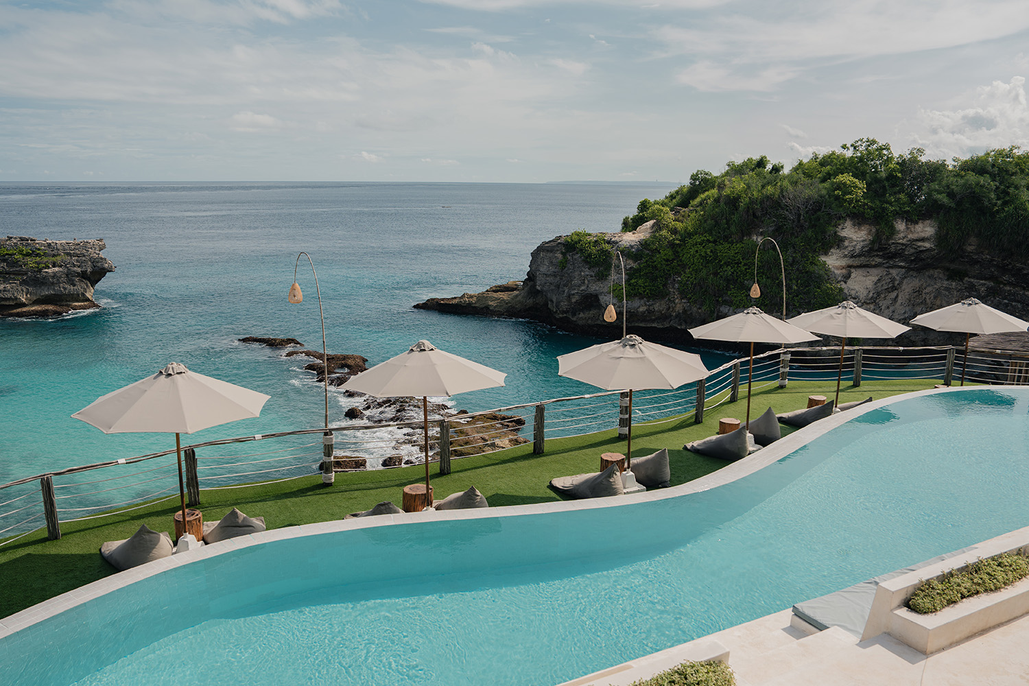 Pool deck Klyf Club yang menghadap Blue Lagoon