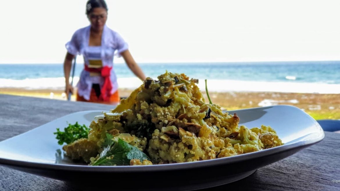 Makanan dengan view pantai di Komune Beach Club Keramas