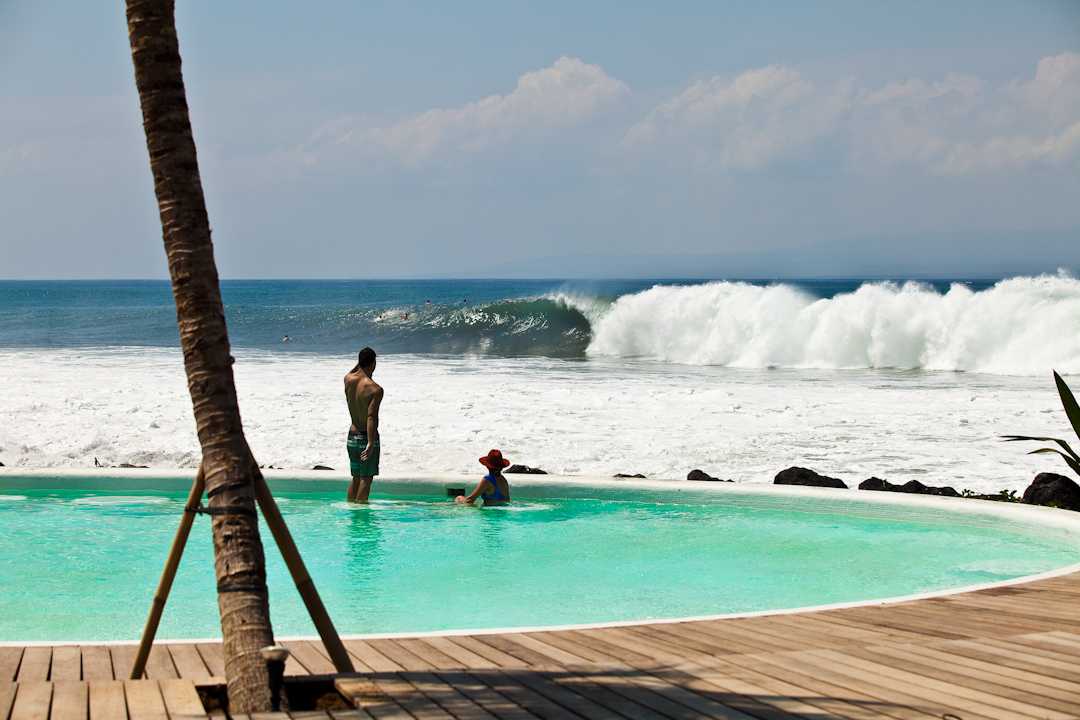 Pool deck facing the waves