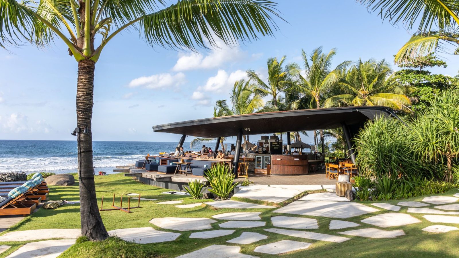 Lawn, pool, dan photo spot tepi laut di Komune Beach Club Keramas
