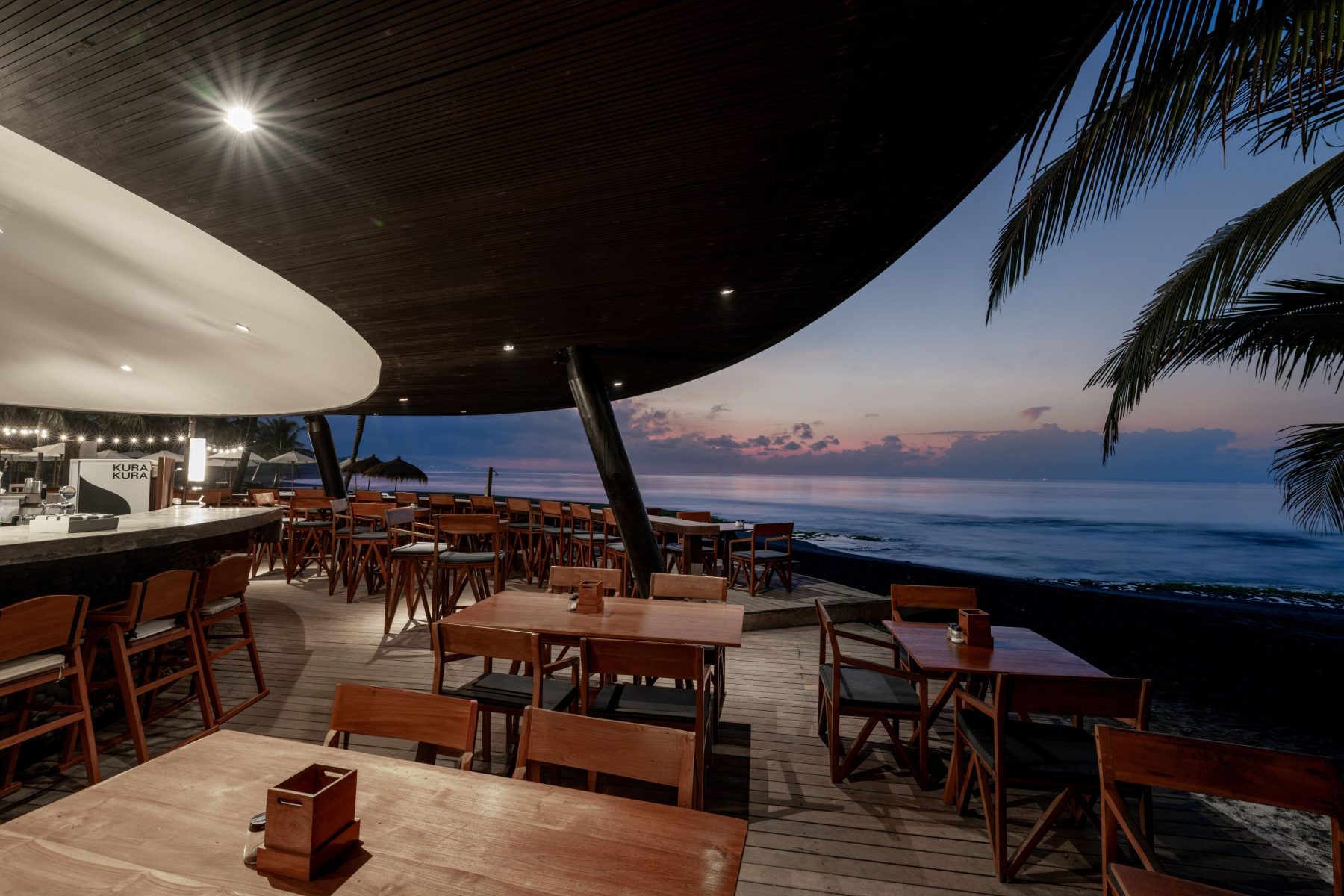 Komune Beach Club Keramas — Venue atmosphere at different times
