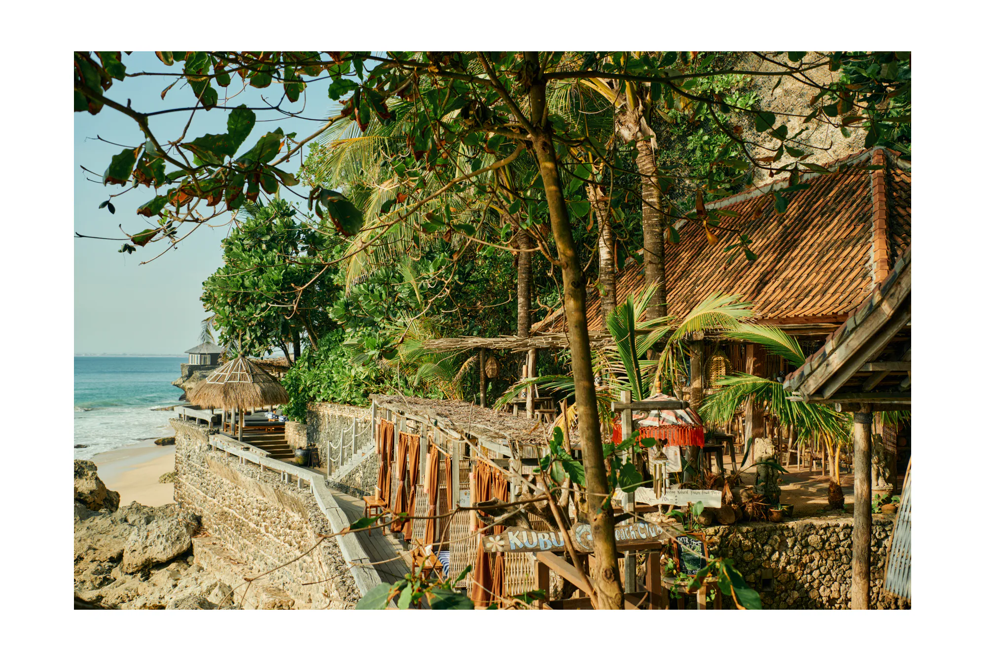Eksterior dan akses pantai di Kubu Beach Club