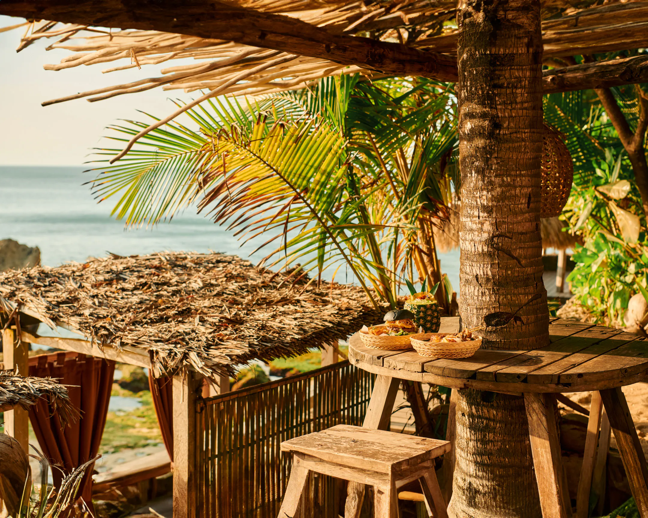Kubu Beach Club — Bar kayu di tepi laut