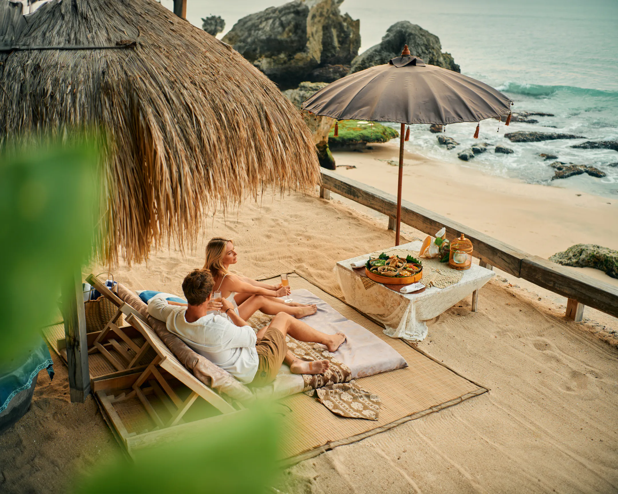 Kubu Beach Club — Tamu bersantai di pantai