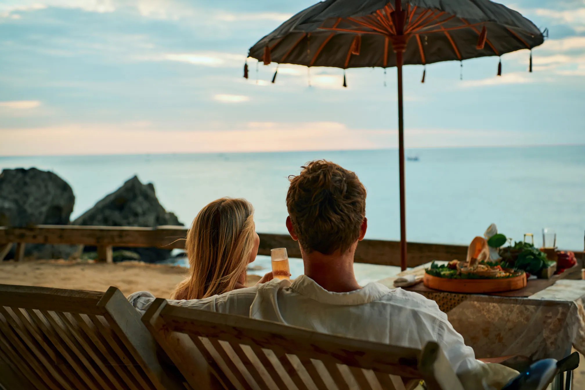 Kubu Beach Club — Sore hari di tepi laut