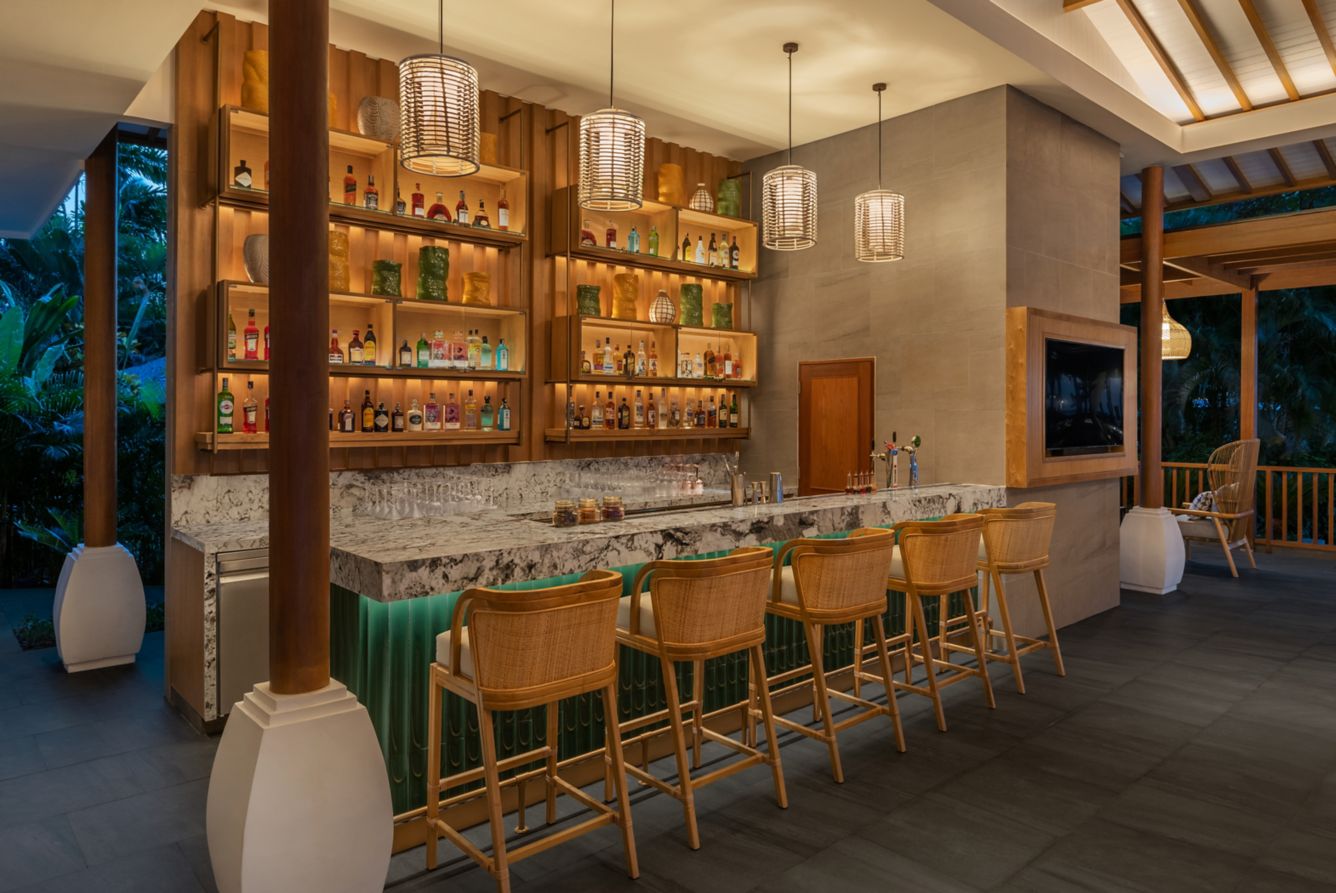 Counter bar Kulkul Beach House dengan sentuhan kayu dan batu
