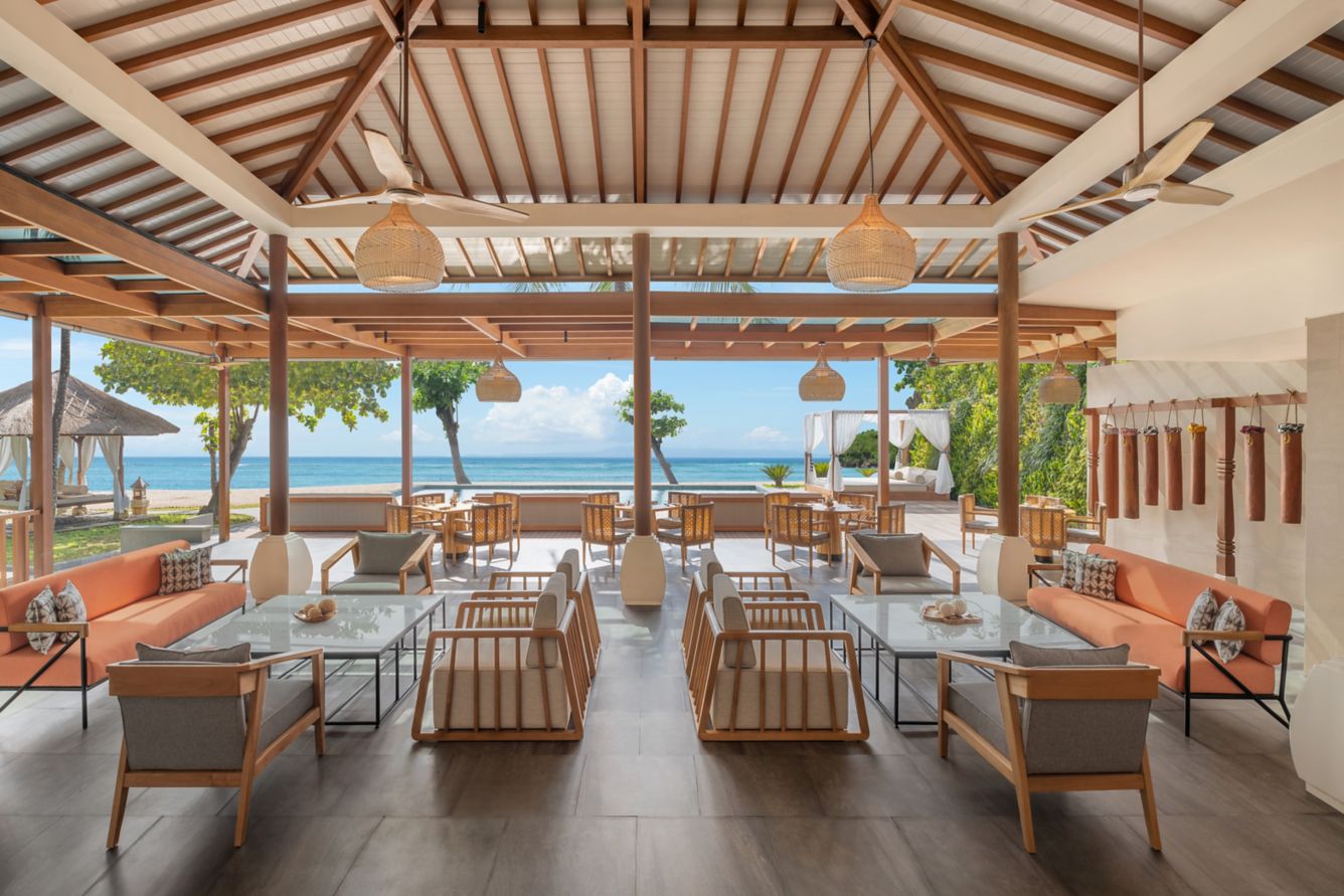Lounge teduh Kulkul Beach House yang terbuka ke arah laut