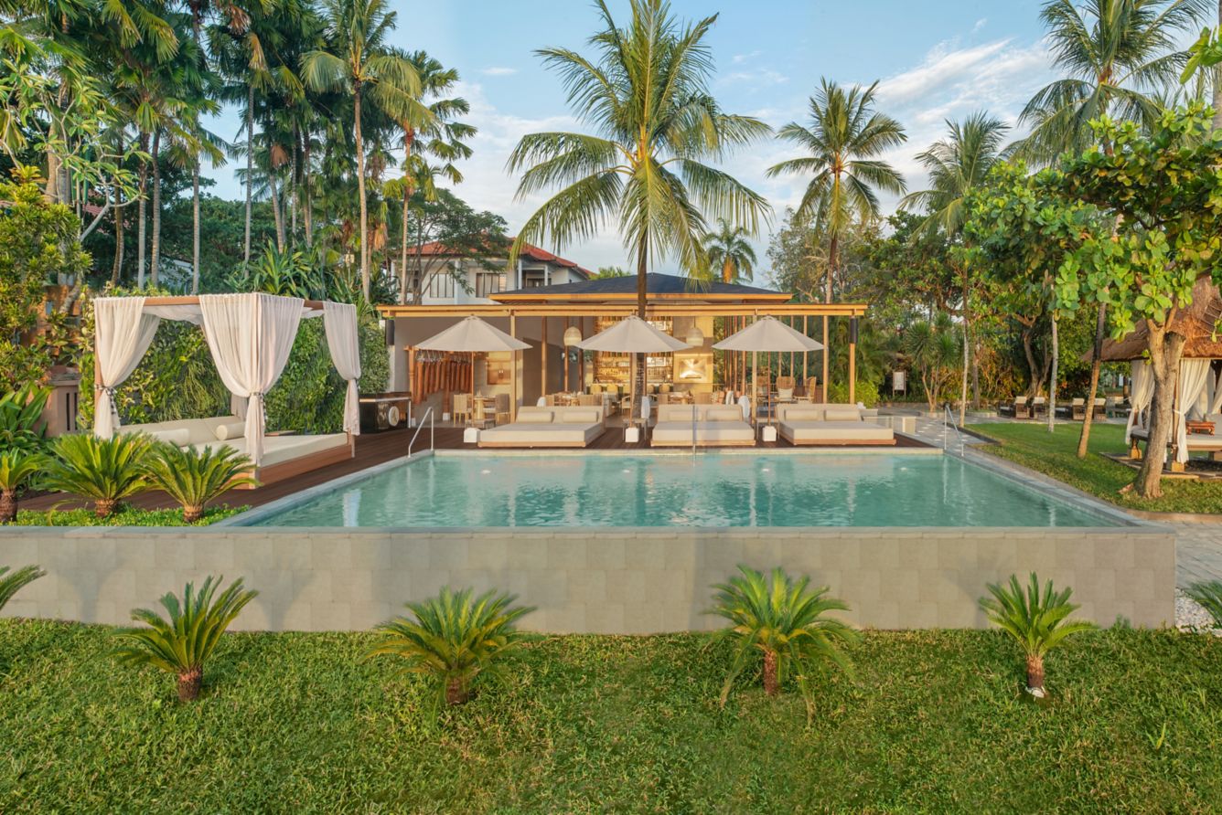 Kolam Kulkul Beach House di tepi laut yang dikelilingi pohon palem
