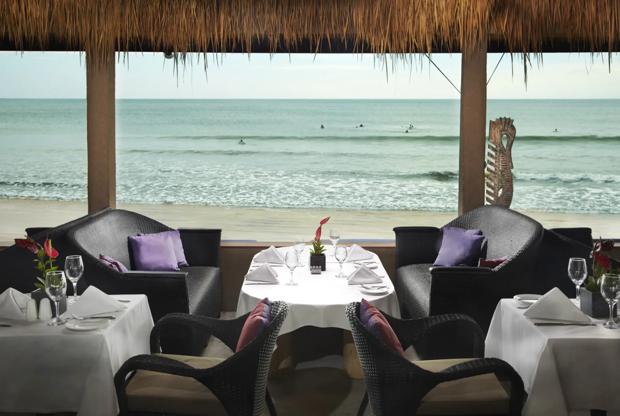 Kupu Kupu Jimbaran Beach Club — Area makan menghadap laut