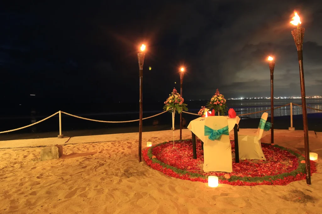 Kupu Kupu Jimbaran Beach Club — Bersantap di pantai pada malam hari