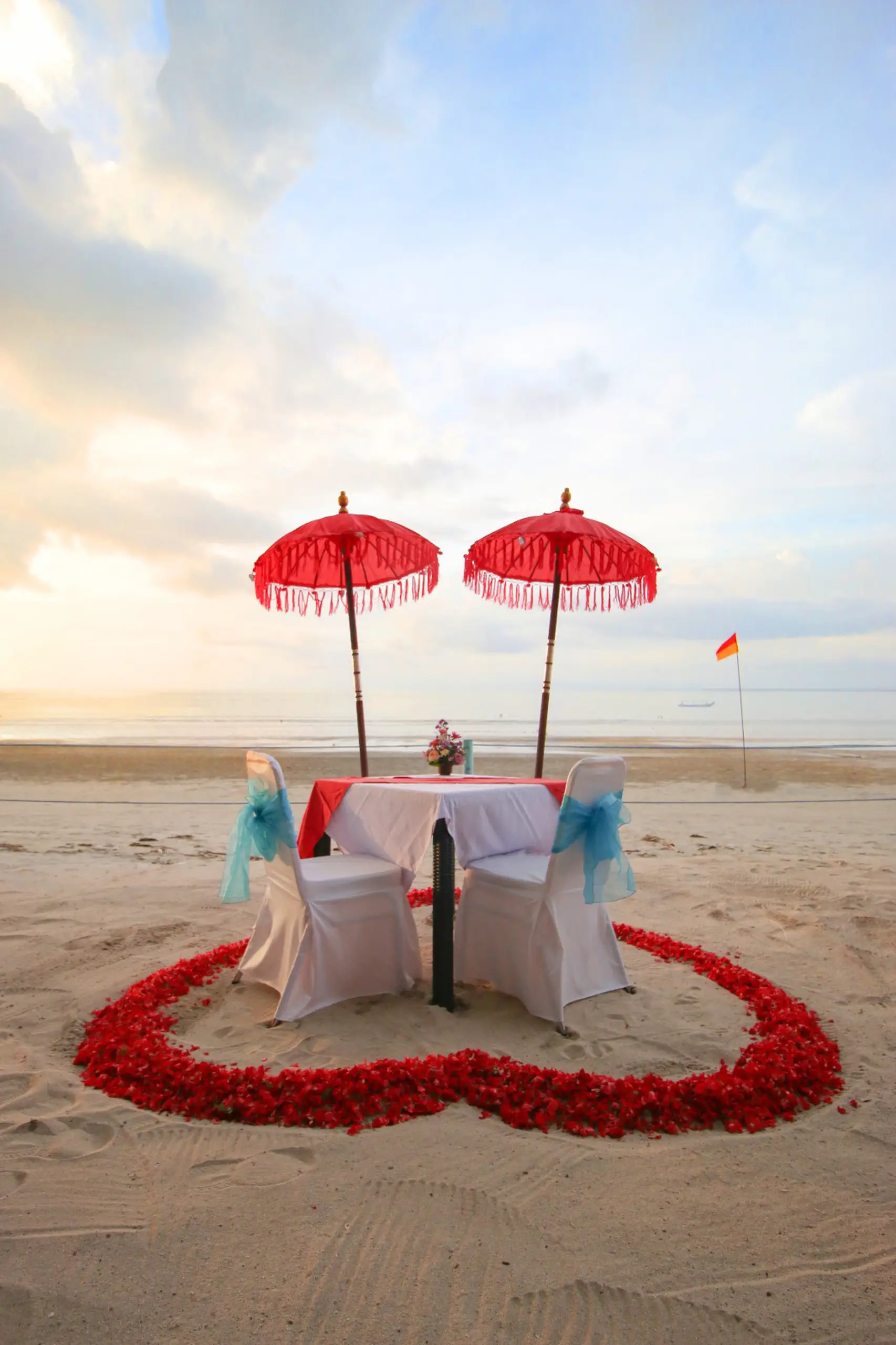 Kupu Kupu Jimbaran Beach Club — Meja dan payung di tepi pantai