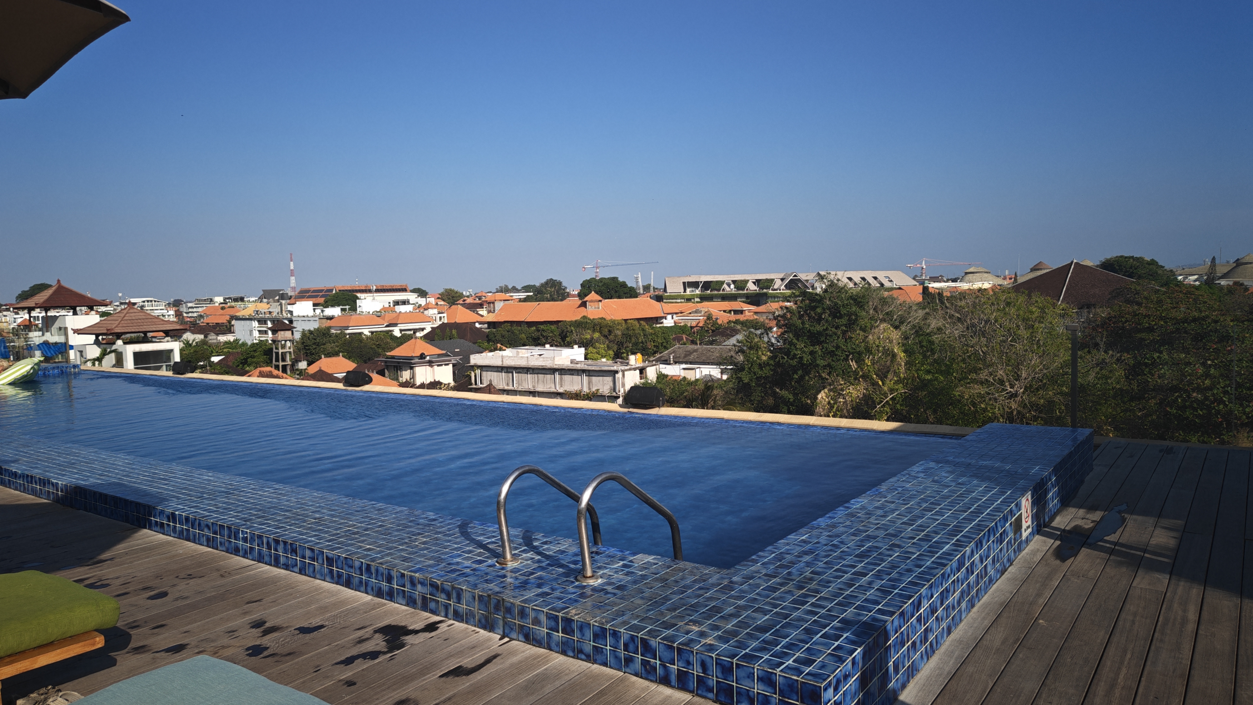 Infinity pool rooftop pada siang hari