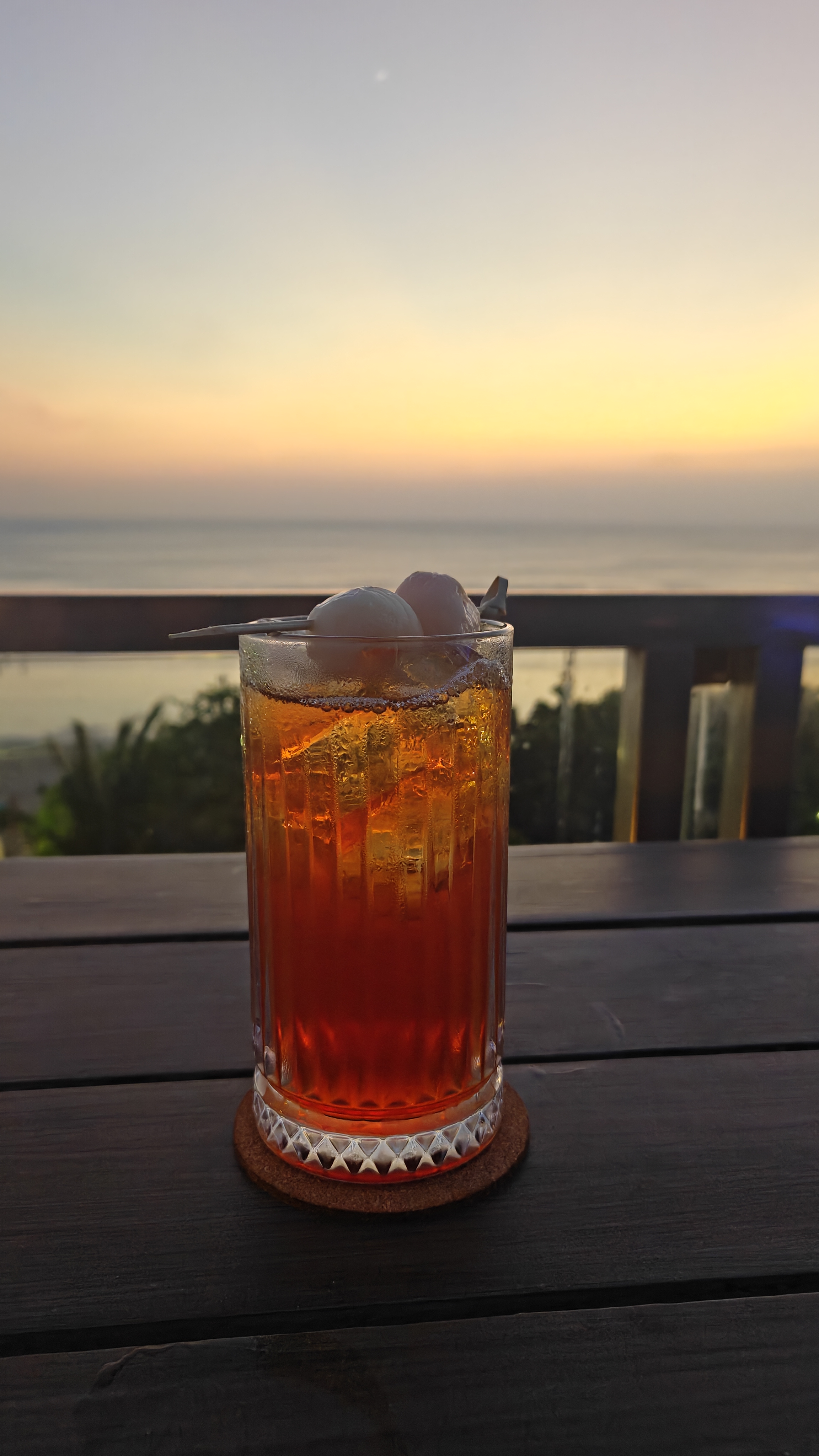 Minuman berhias leci saat senja