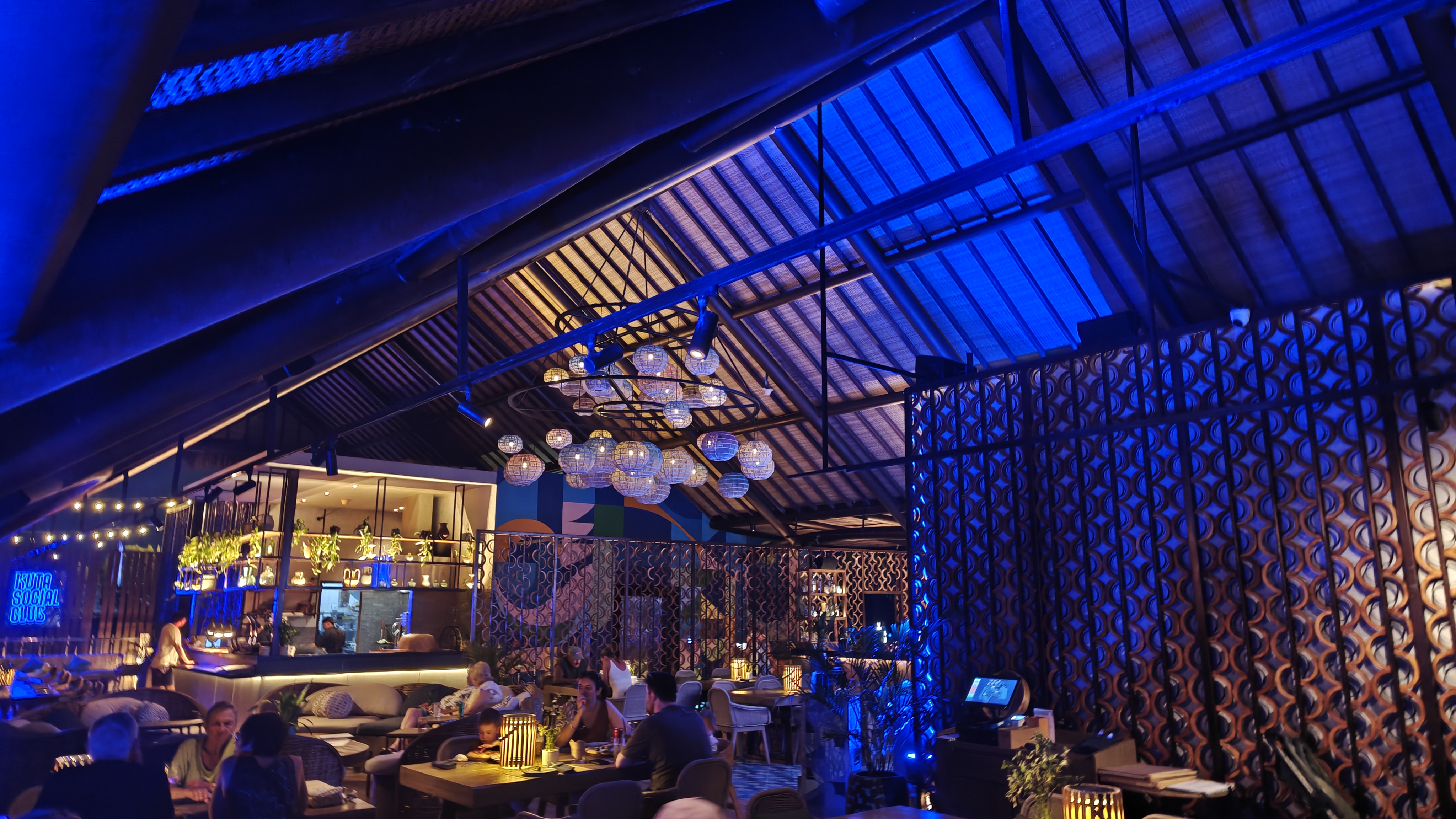 Restoran beratap pada malam hari
