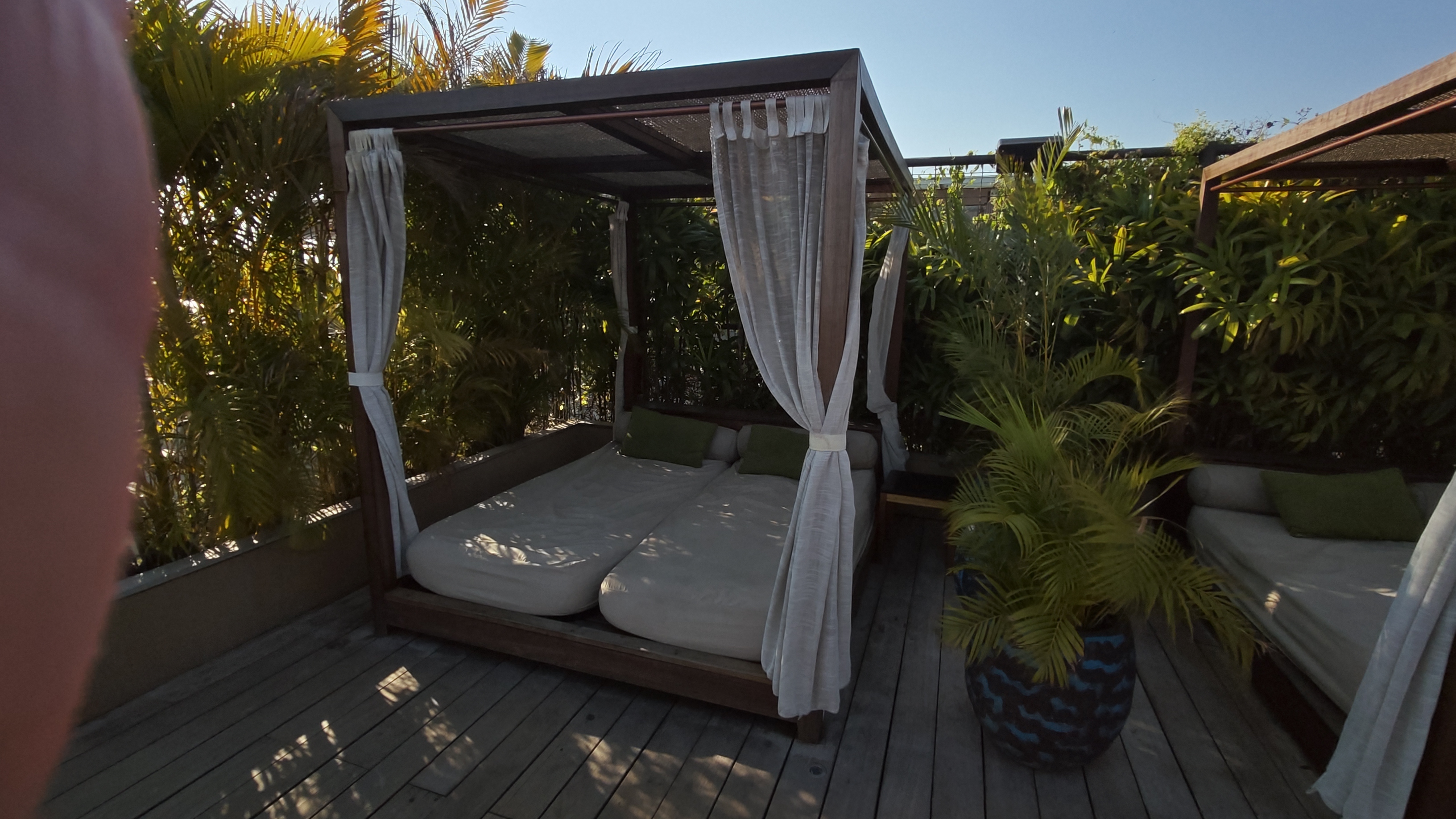Daybed poolside bertirai