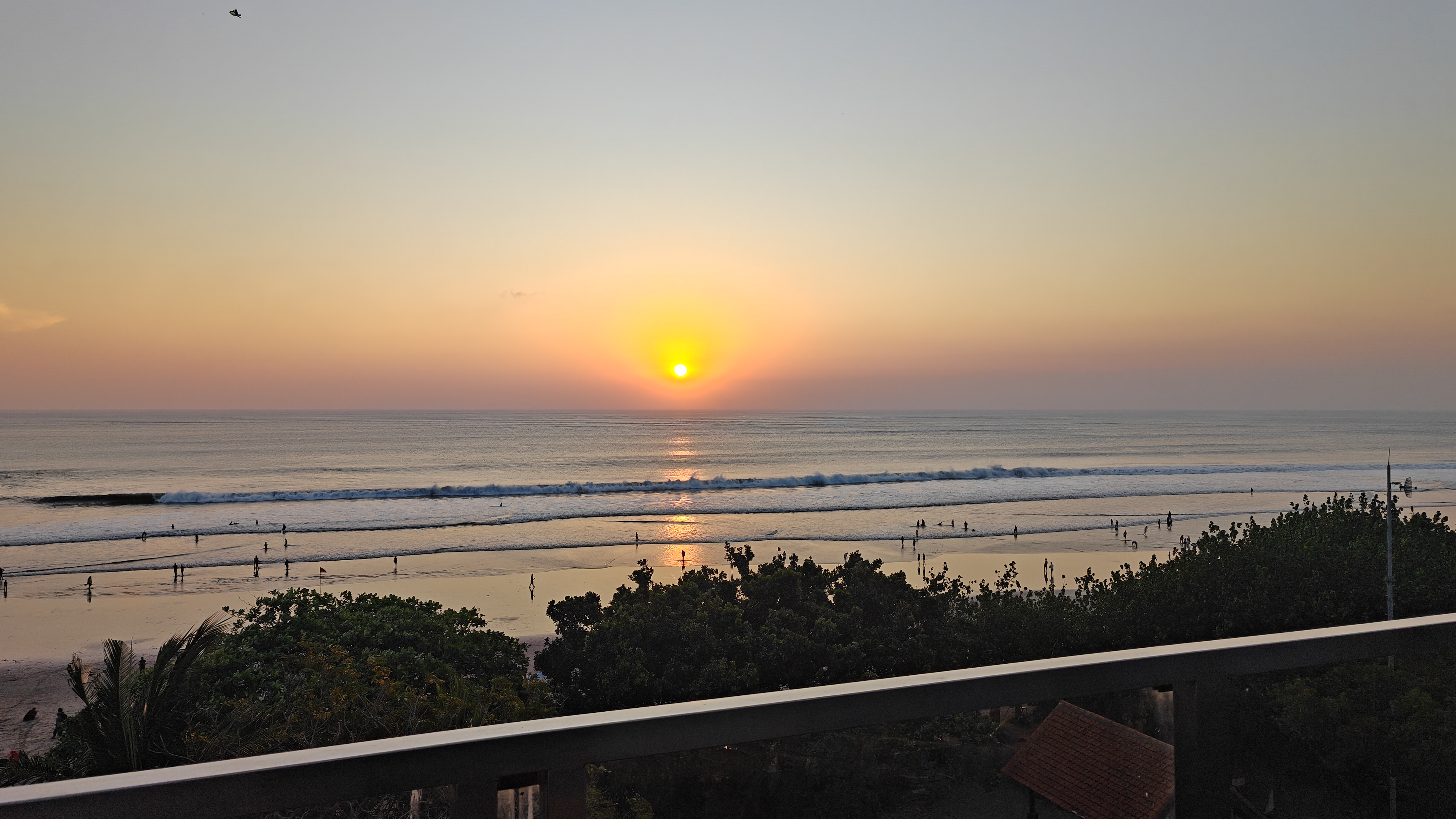 Sunset dari teras menghadap laut